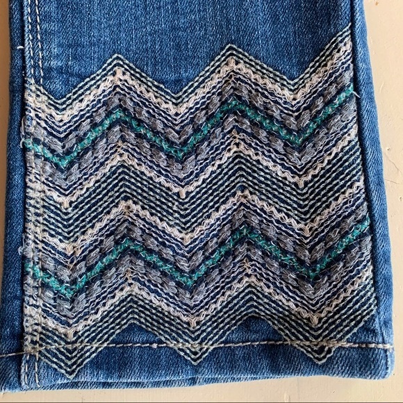 Hippie Laundry Vanilla Star Embroidered Hem Distressed Straight Leg Jeans - Picture 5 of 14